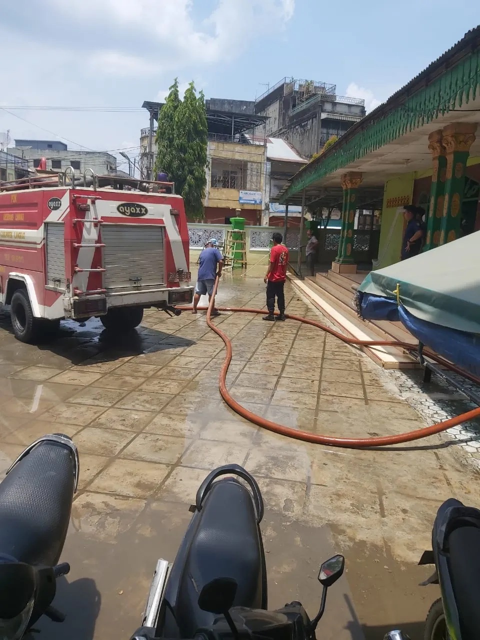 Sambut Ramadan, BKM Masjid Raya P.Brandan Gotong Royong Bersihkan Masjid