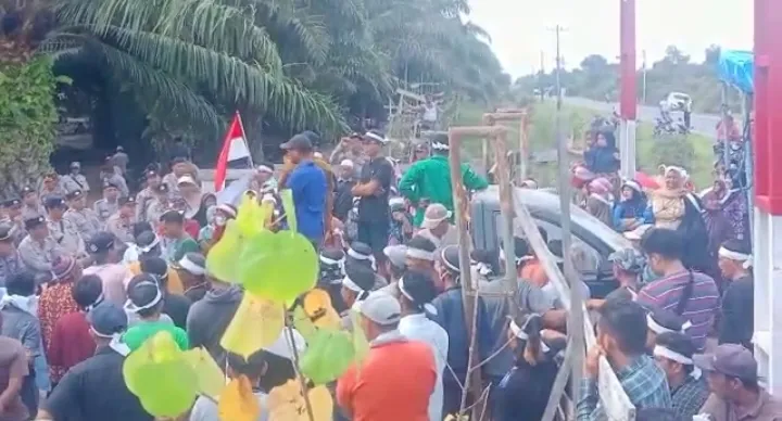 371 Petani Singkuang I 'Serbu' Areal PT RPR