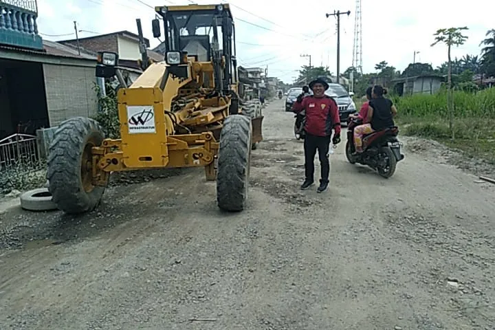 Camat Pulau Rakyat Bersama PT Waskita Ratakan Jalan Provinsi