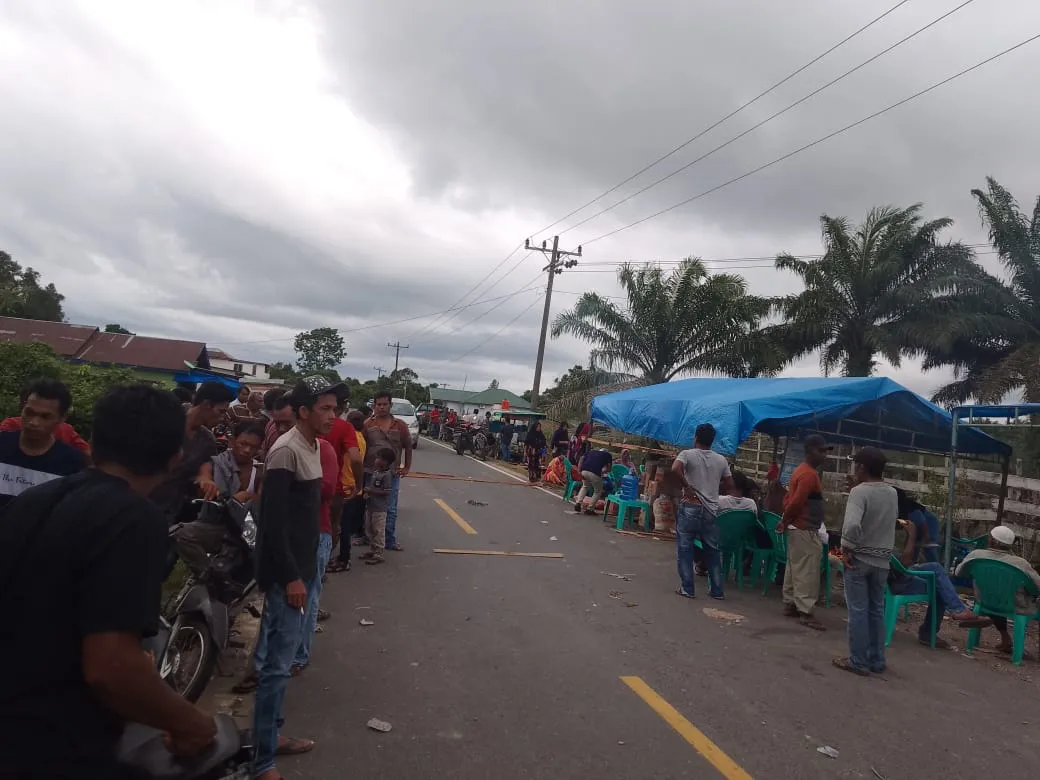 Massa Singkuang 1 Bertahan,  Salat Teraweh Di Areal PT RPR