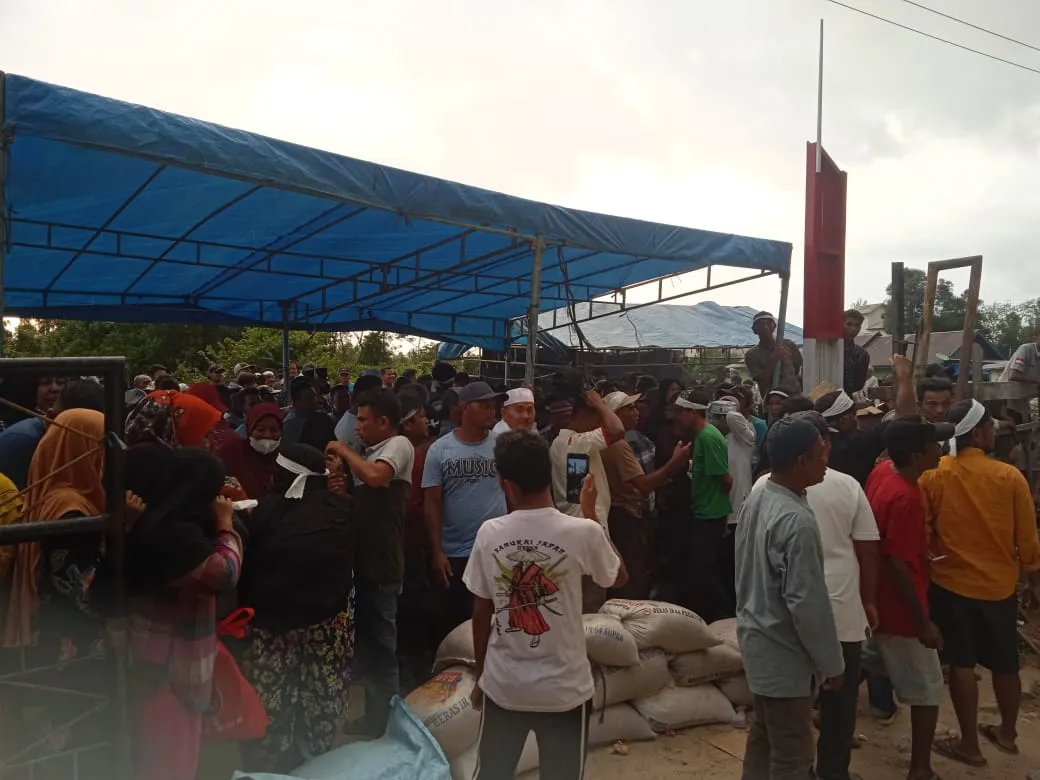 Massa Menjerit Histeris  Di Depan Portal PT RPR