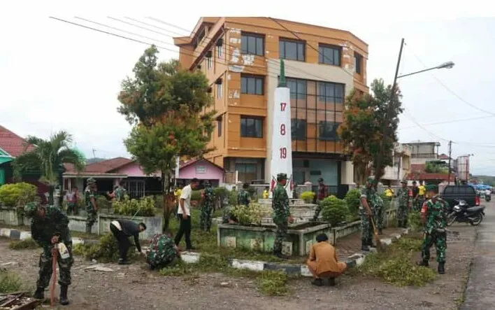 Sambut Bulan Suci Ramadhan,Tugu Gunung Tua Dibersihkan