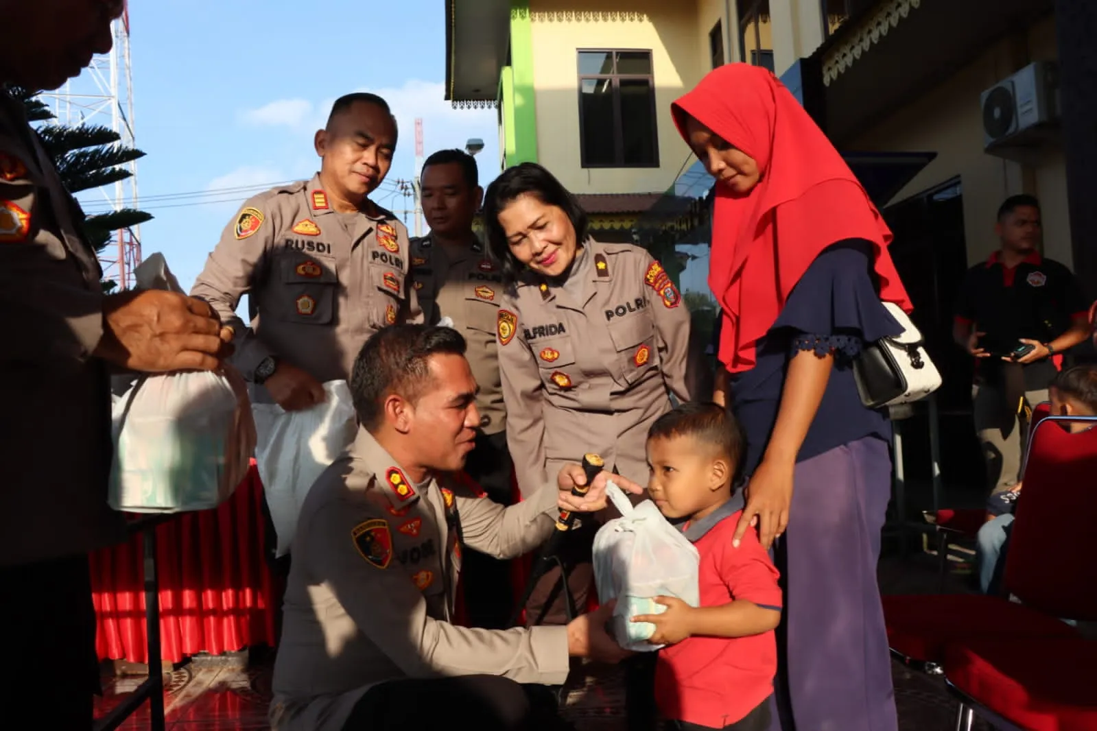 Kapolres Batu Bara & PJU Berikan 60 Paket Makanam Bergizi Balita