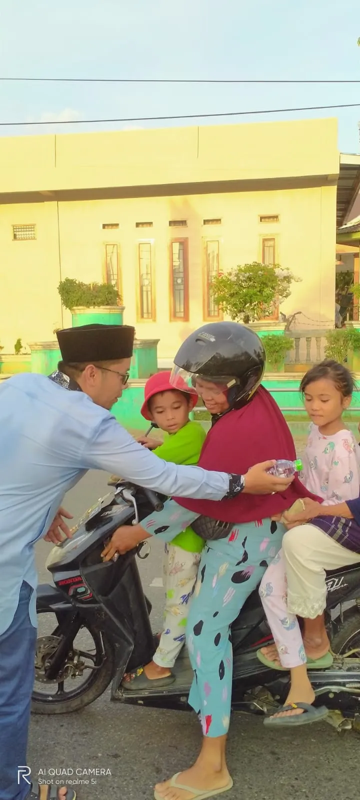 DMI Madina Bagikan Takjil Gratis