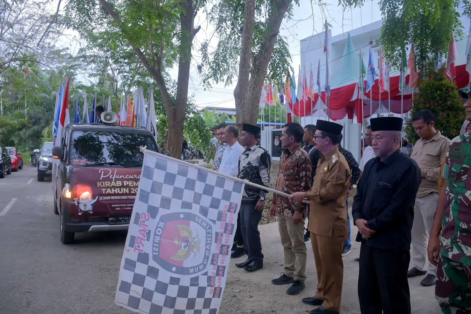 Meurah Budiman Lepas Mobil Kirab Pemilu 2024