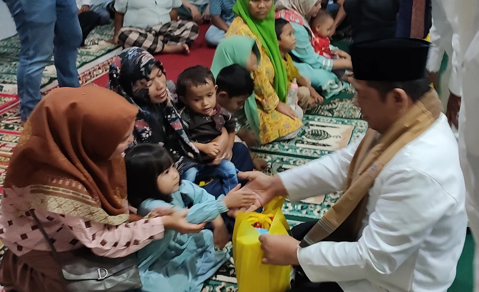 Walikota Sidempuan Gelar Safari Ramadhan, Bagikan Bantuan Masyarakat