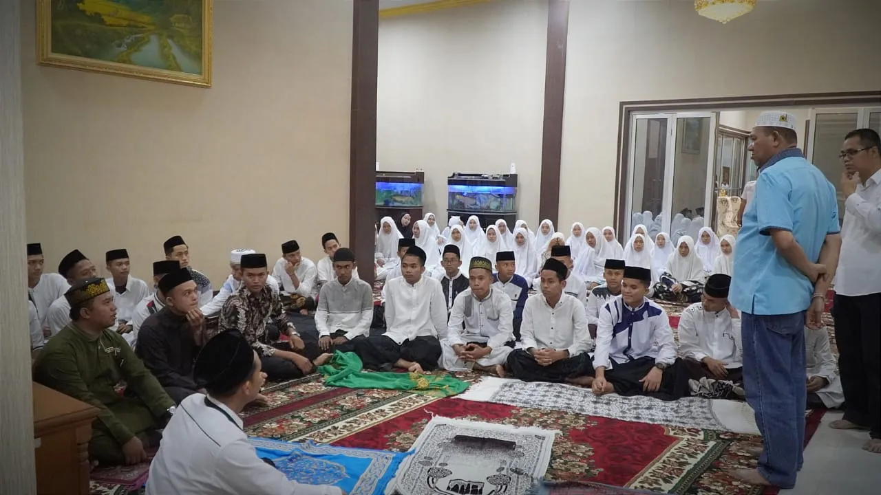 Plt Bupati Langkat Shalat Tarawih Bersama Santri Ulumul Qur'an
