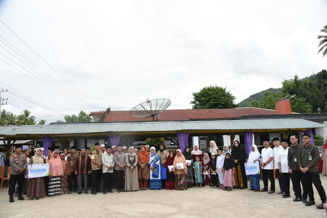 Bupat Tapsel Gelar Safari Ramadhan Bagikan Bantuan Masyarakat