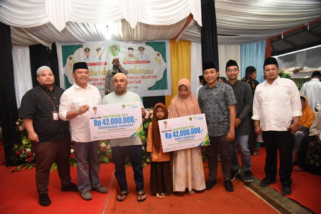Bupati Dolly Kembali Salurkan Bantuan Masyarakat di Desa Poken Arba