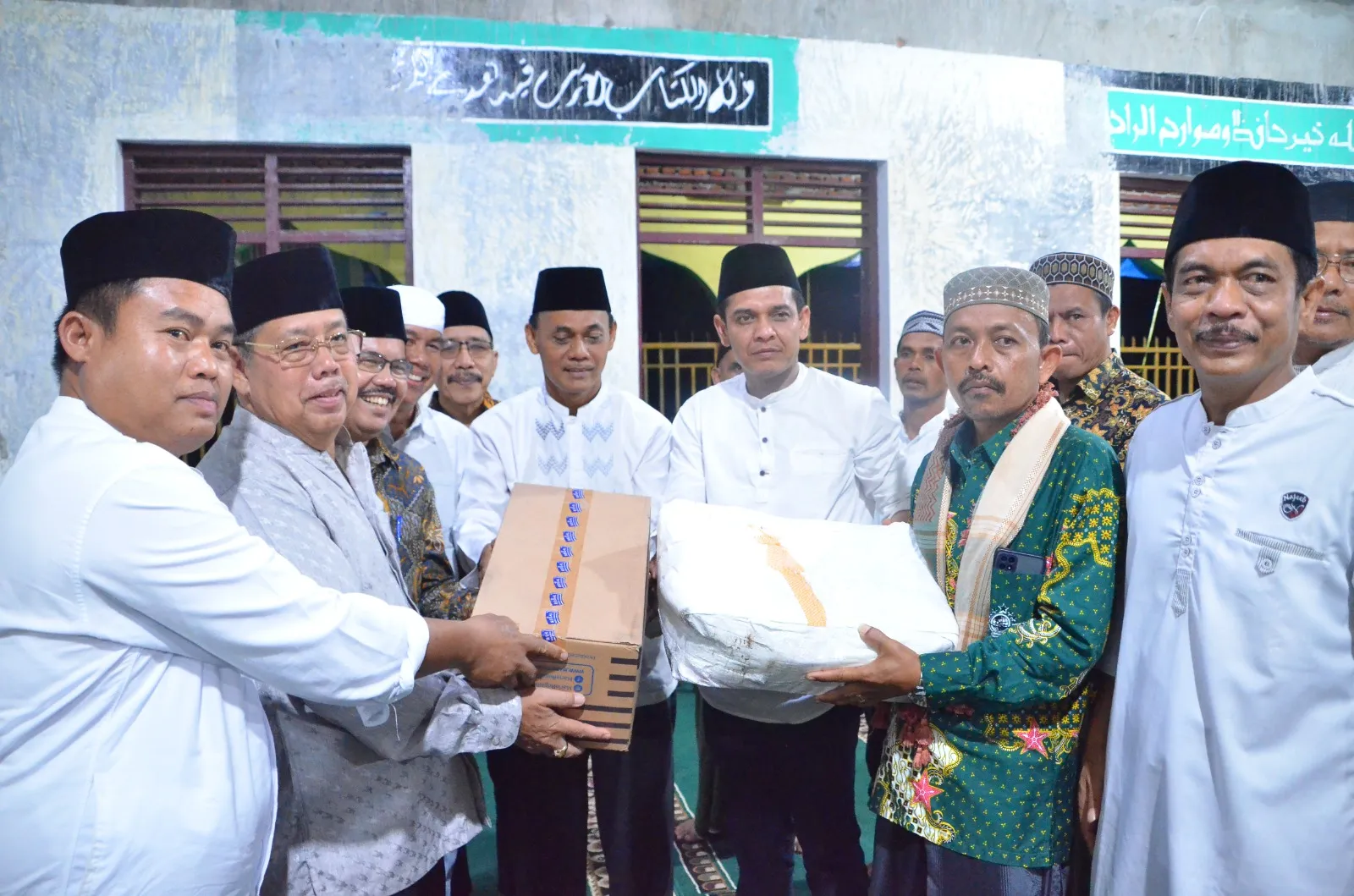 Kemenag Kota Sidempuan Bagikan Al-Qur'an di Masjid Nurul Iman