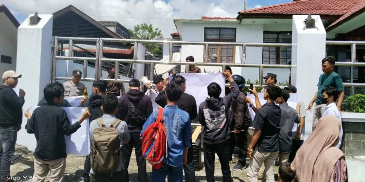 Aliansi Pemuda Bela Keadilan Unjuk Rasa di Kejari Tapsel