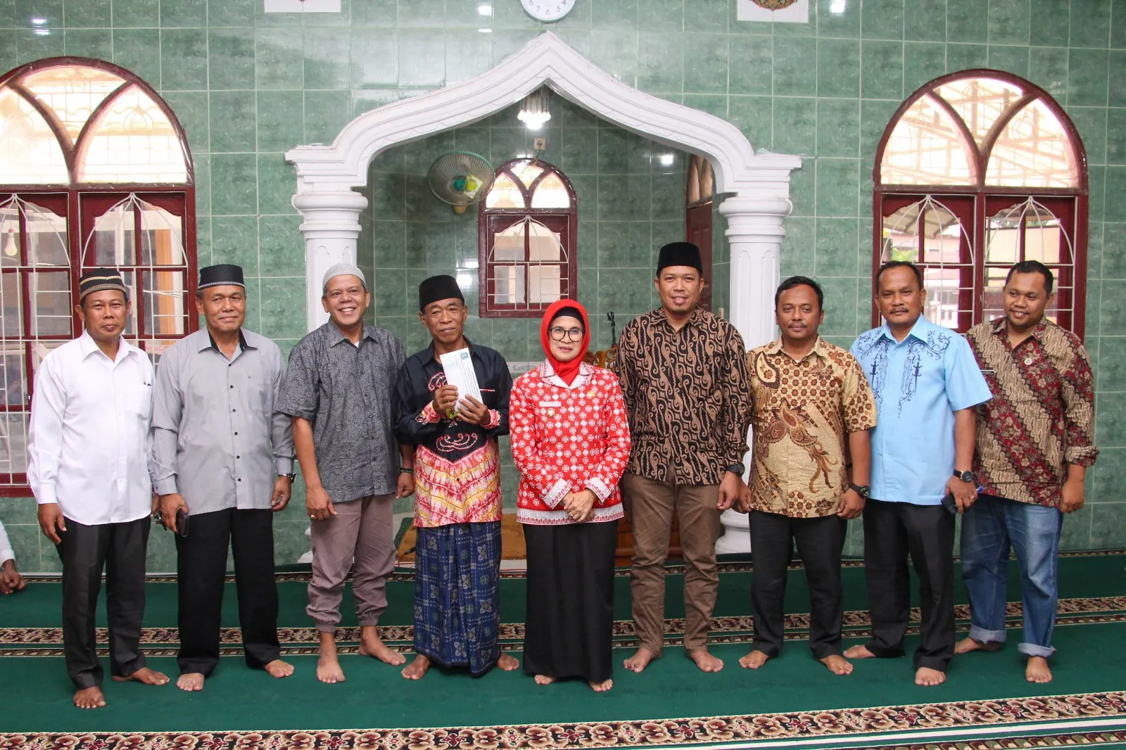 Wali Kota dr Susanti -  Perumda Tirtauli  Memberi Bantuan Mesjid Al Ikhlas