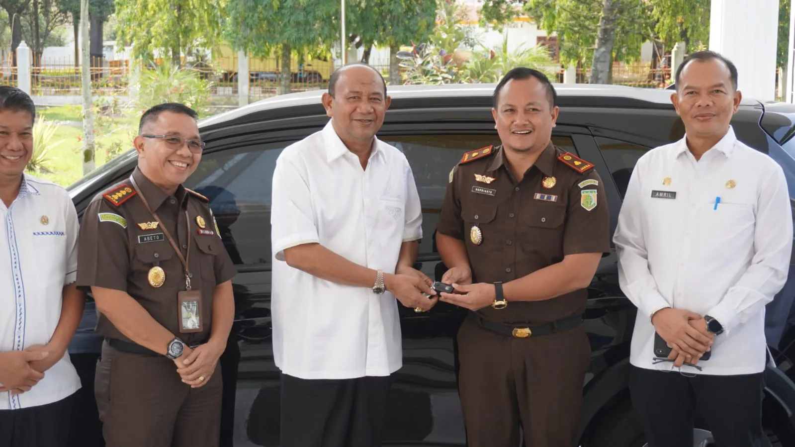 Syah Afandin Serahkan Satu Unit Mobil Operasional Kacabjari P.Brandan