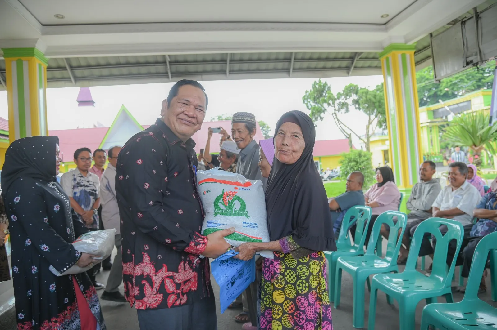 Warga Dua Kecamatan Sidempuan Terima Bantuan Beras
