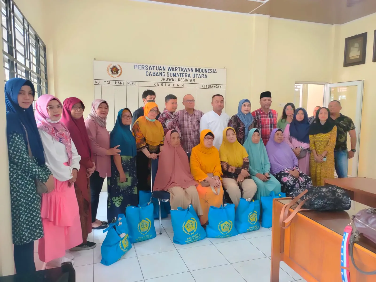 PWI Sumut Salurkan Paket Lebaran 700 Anggota dan Warakauri