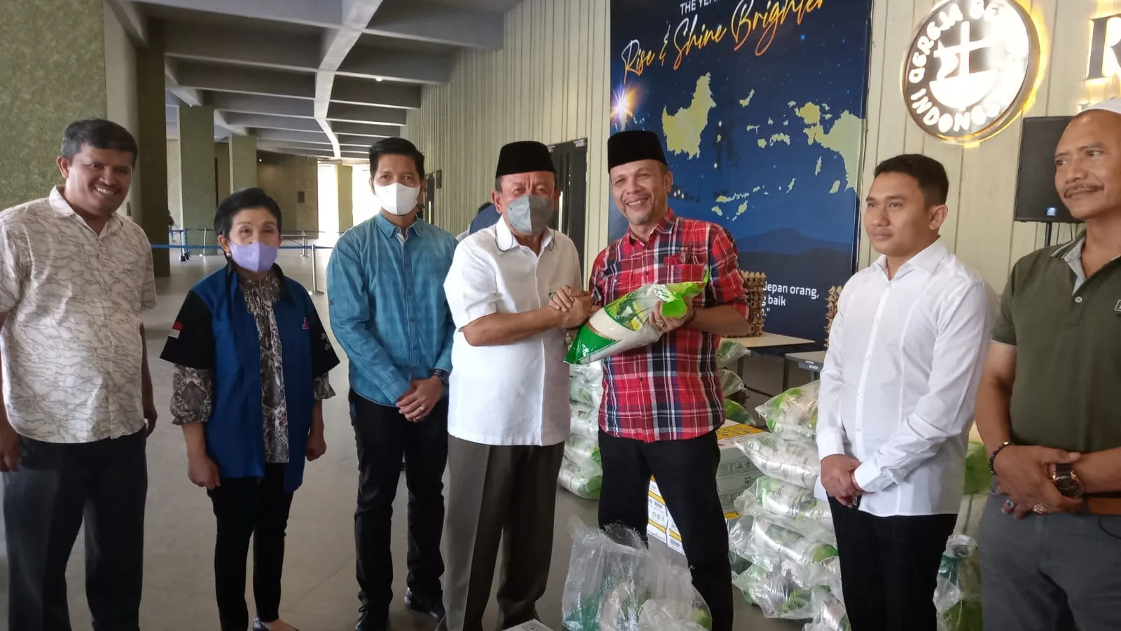 Ny Luhut Binsar Panjaitan Berbagi Kasih Kaum Tuna Netra, Masyarakat dan Wartawan