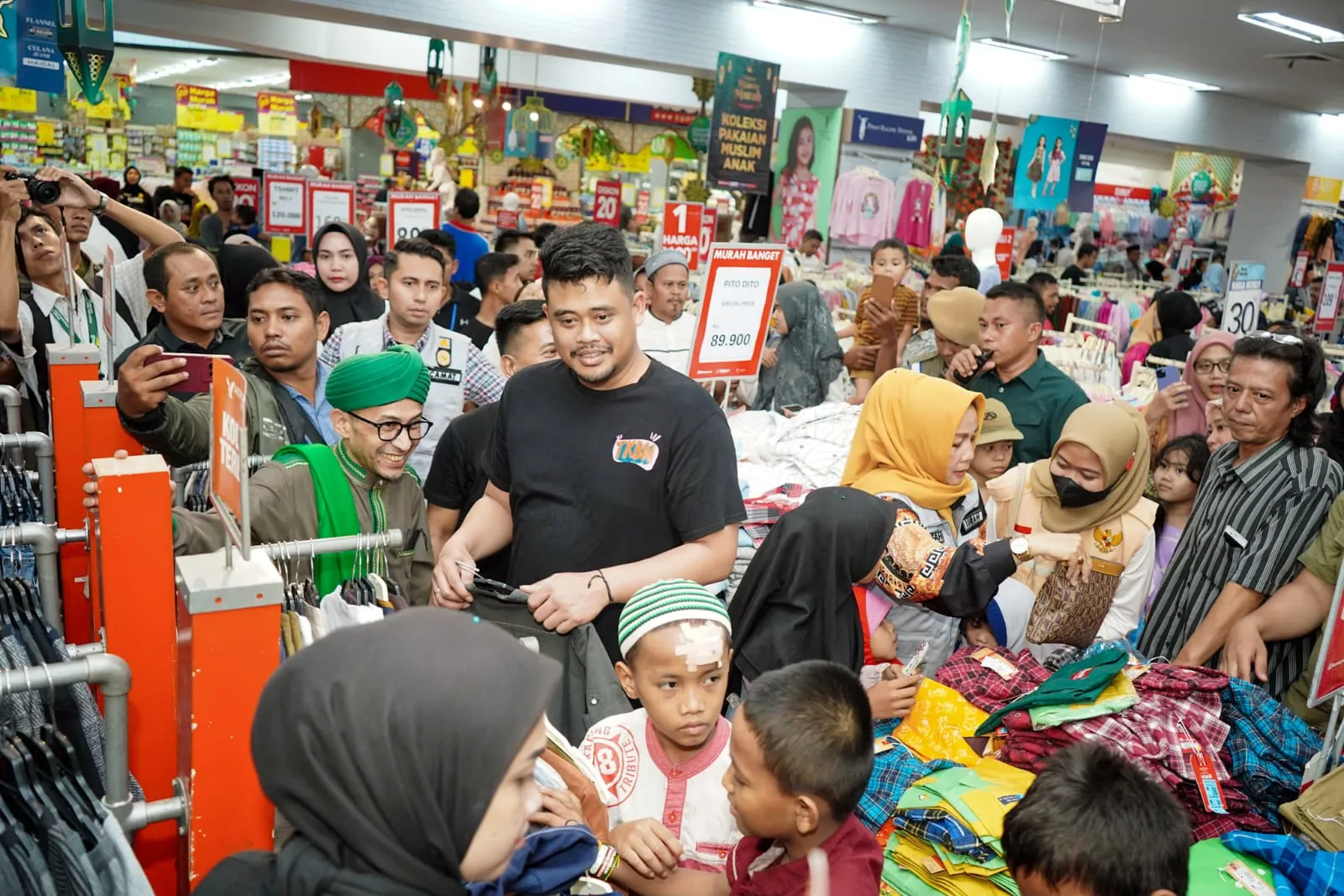 Bobby & 100 Anak Yatim Dhuafa Belanja Kebutuhan Lebaran