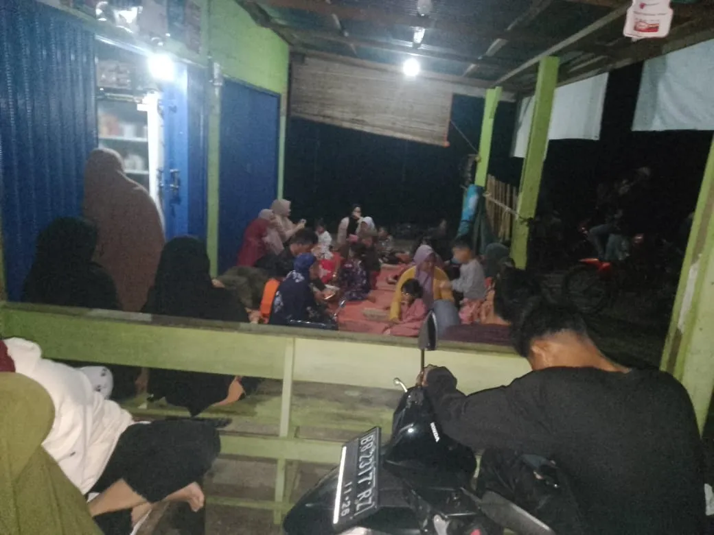 Gempa 7,3 M, Warga Batahan - Natal Dan MBG Mengungsi