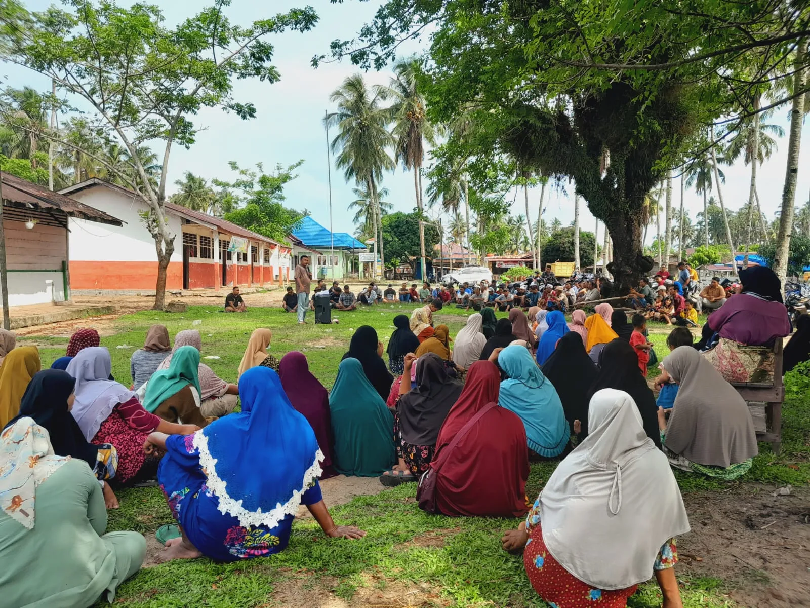 Massa Singkuang 1 'Kepung' Kantor Bupati Madina, DPRD Dan Perusahaan