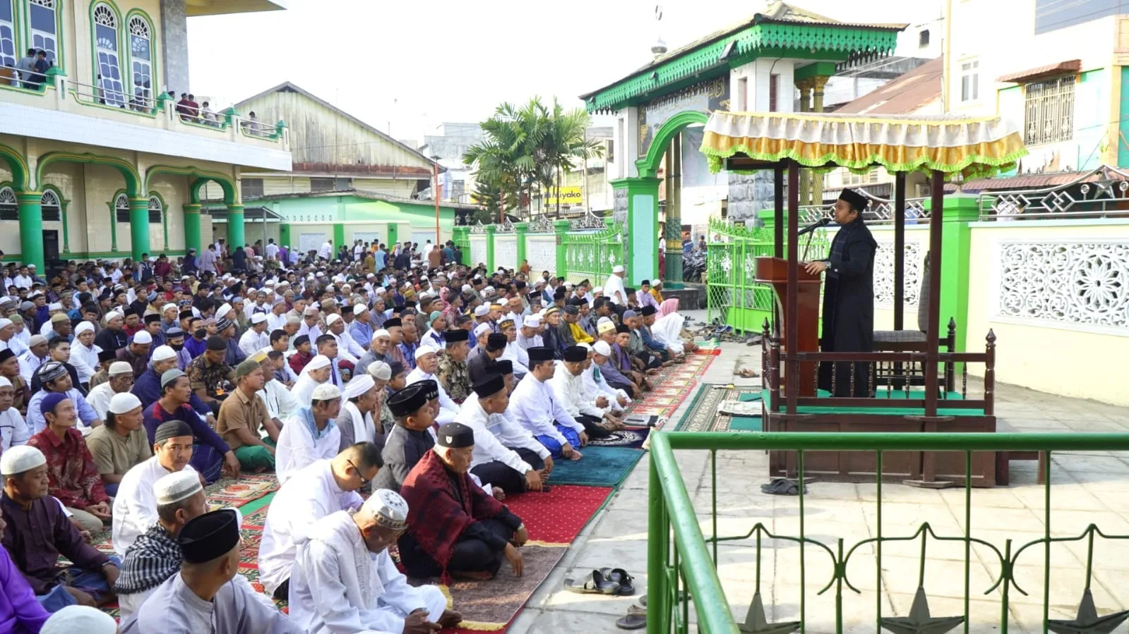 Syah Afandin Shalat Ied Di Masjid Raya Brandan