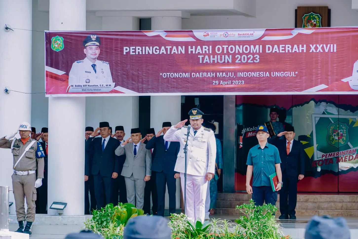 Bobby  Pimpin Upacara Peringatan Hari Otda XXVII