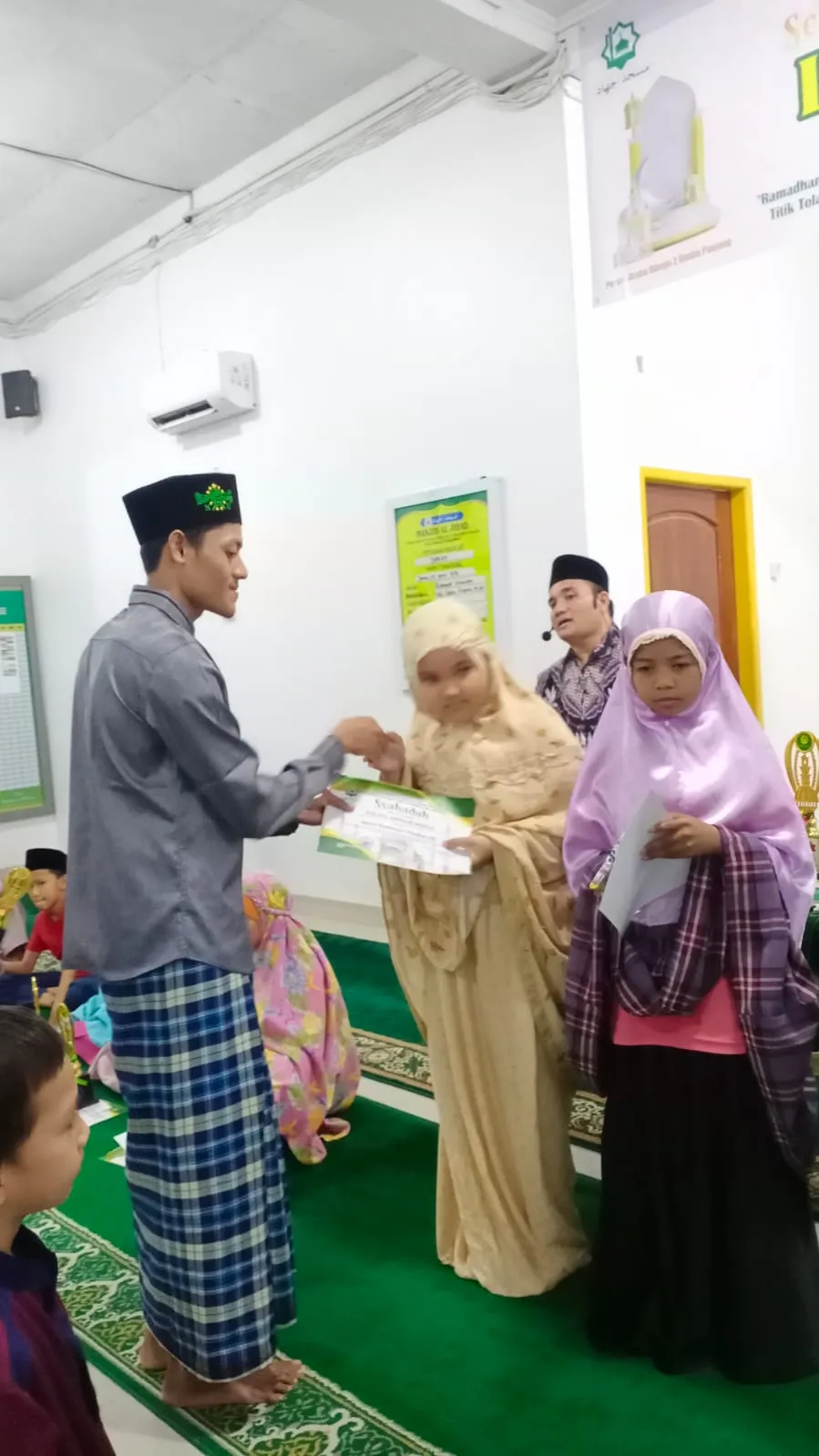 Guru Ngaji Penerima Beasiswa  Ikanas, Bercita-cita Jadi Dosen