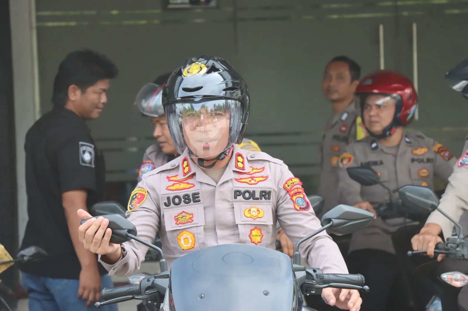 Geruduk Mako Yonif 126, Kapolres Batu Bara Bawa Kue Tart " Selamat HUT Ke - 61"