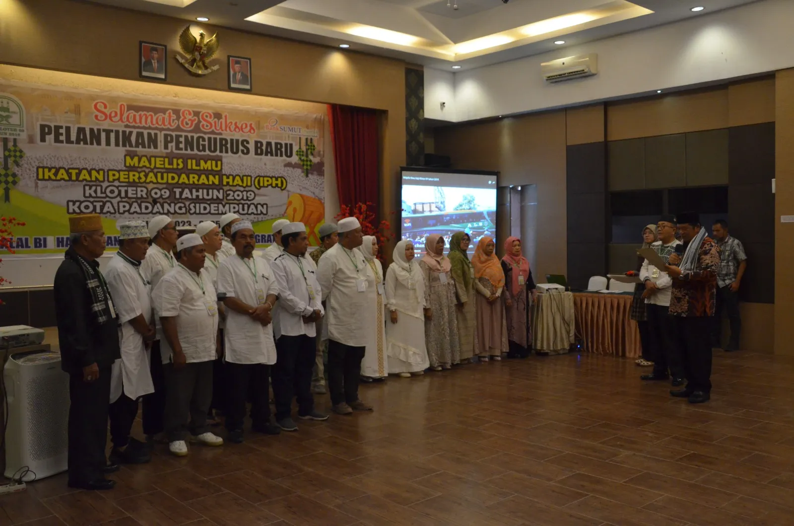 Walikota Sidempuan Lantik Kakan Kemenag Pembina Pengurus Ikatan Persaudaraan Haji Kloter 09