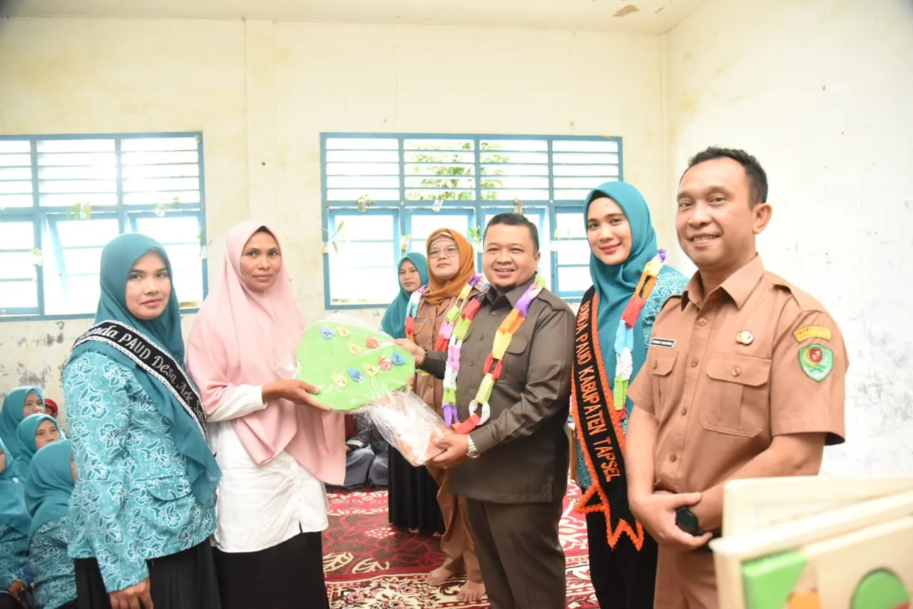 Bupati Tapsel - Bunda PAUD Serahkan Bantuan