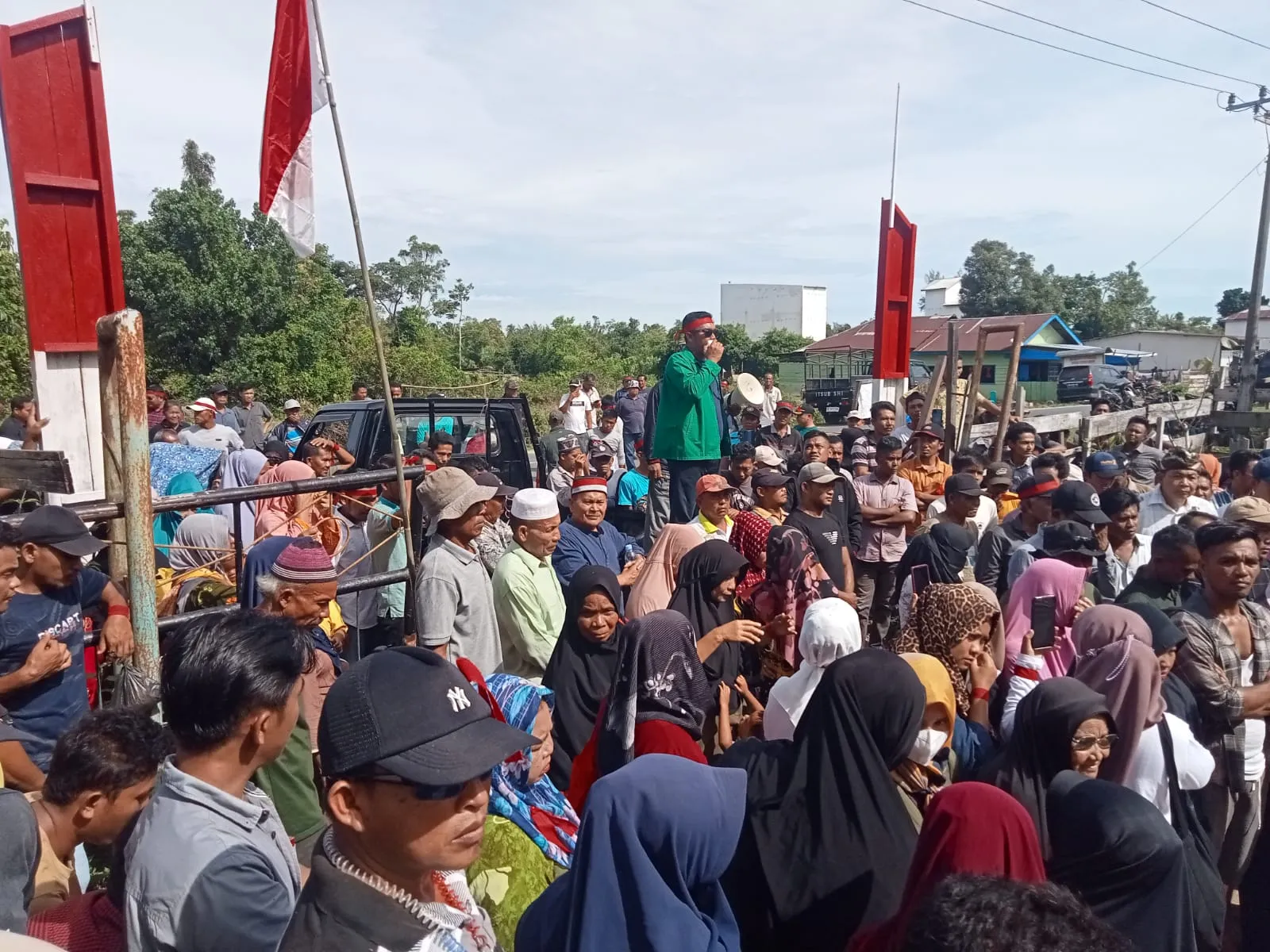 Bupati Sambut Kedatangan Ratusan Massa Singkuang 1