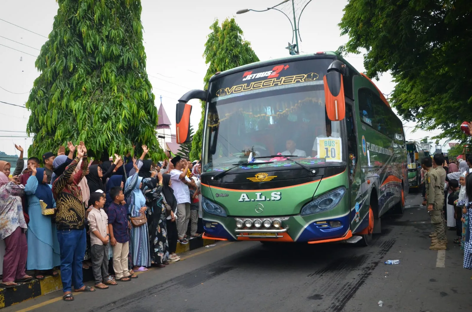 Walikota Padangsidempuan Lepas Calhaj Menuju Asrama Haji Medan
