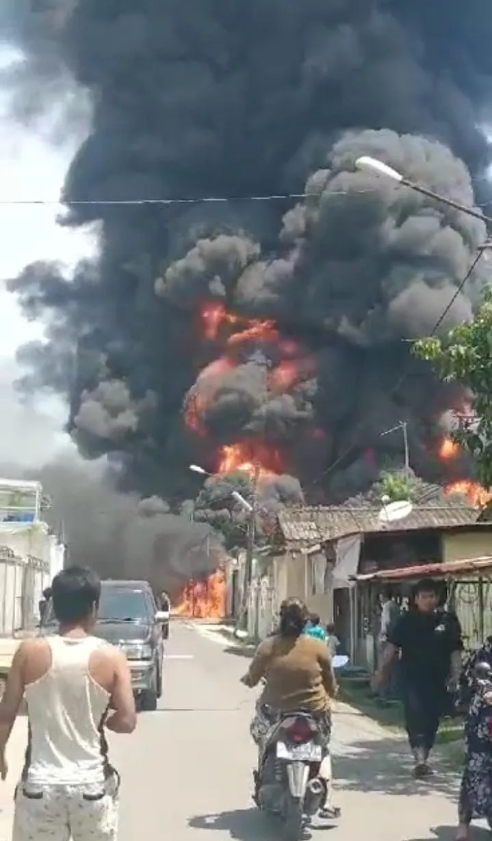 Gudang BBM Dan Dua Rumah Di Medan Deli Ludes Terbakar