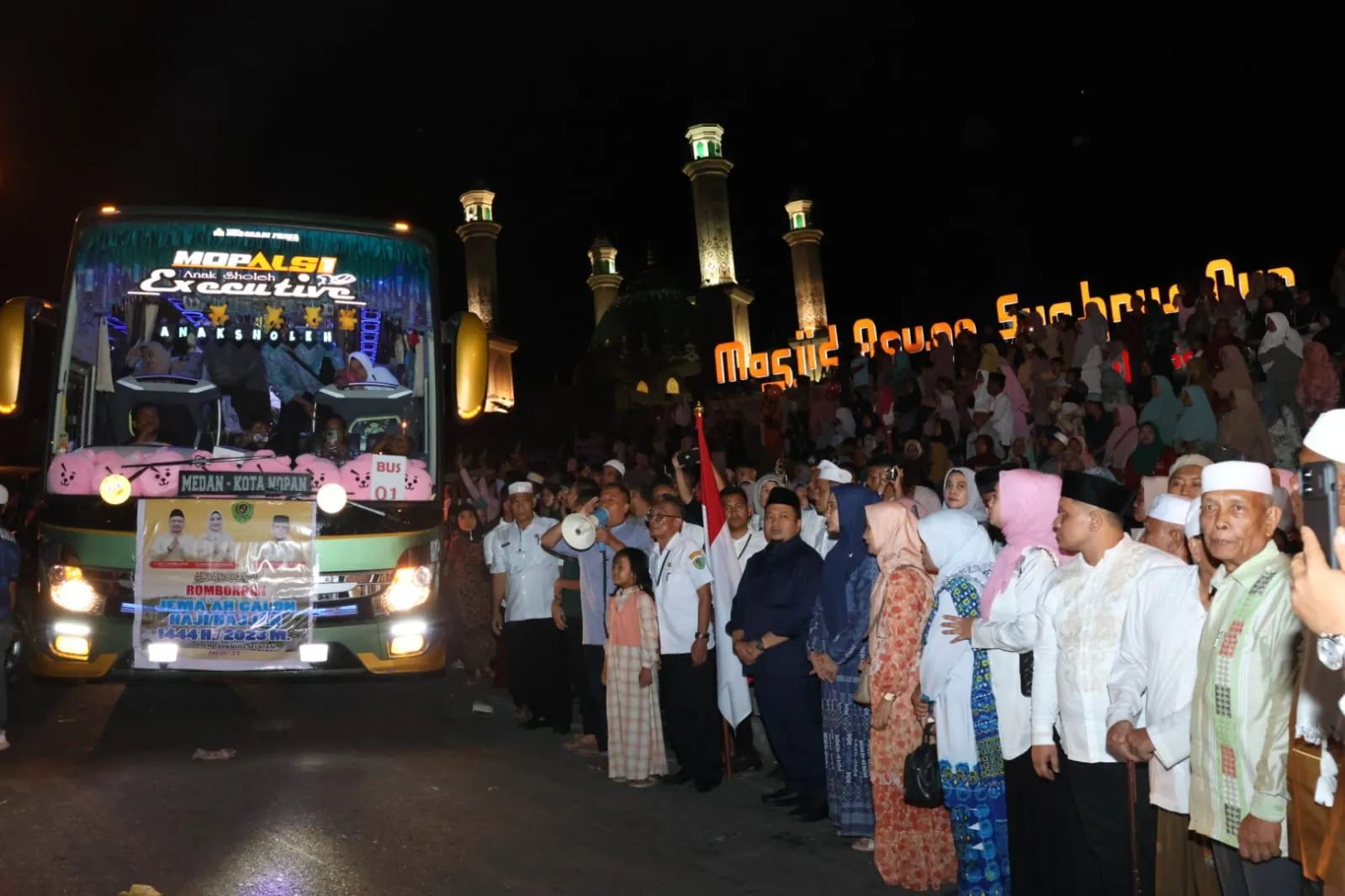 Bupati dan Ketua TP. PKK Berangkatkan 188 Jama'ah Calhaj  Tapsel