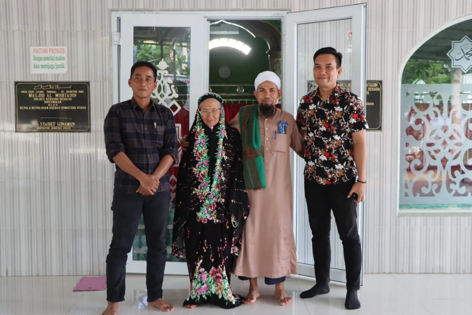 Polres Sergai Pertemukan seorang Nenek dan Anaknya di Mesjid Komplek Polres
