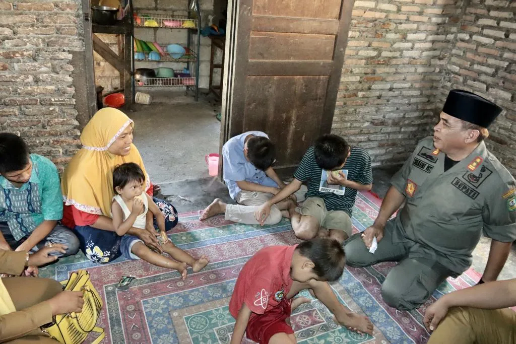 Sukhairi Mengusap Kepala 5 Anak Bersaudara Idap Katarak Juvenil