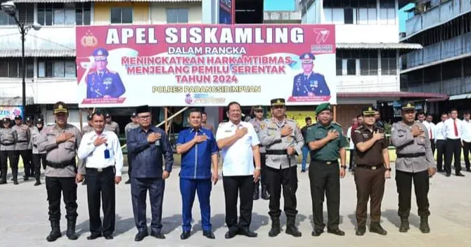 Kapolres Padangsidimpuan Pimpin Apel Siskamling