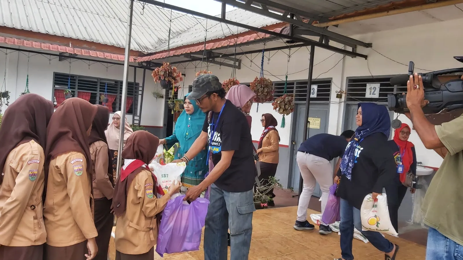 Alumni 97 SMA N 1 Babalan Bagi Sembako Kepada Siswa Yatim Piatu 