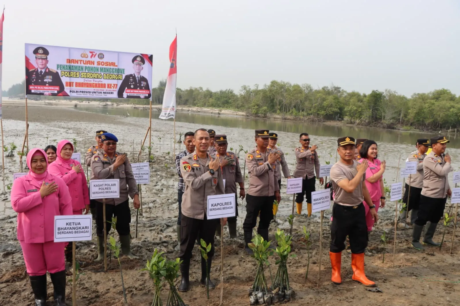 Polres Sergai Tanam Pohon Mangrove Di Pantai Sei Naga Lawan Perbaungan