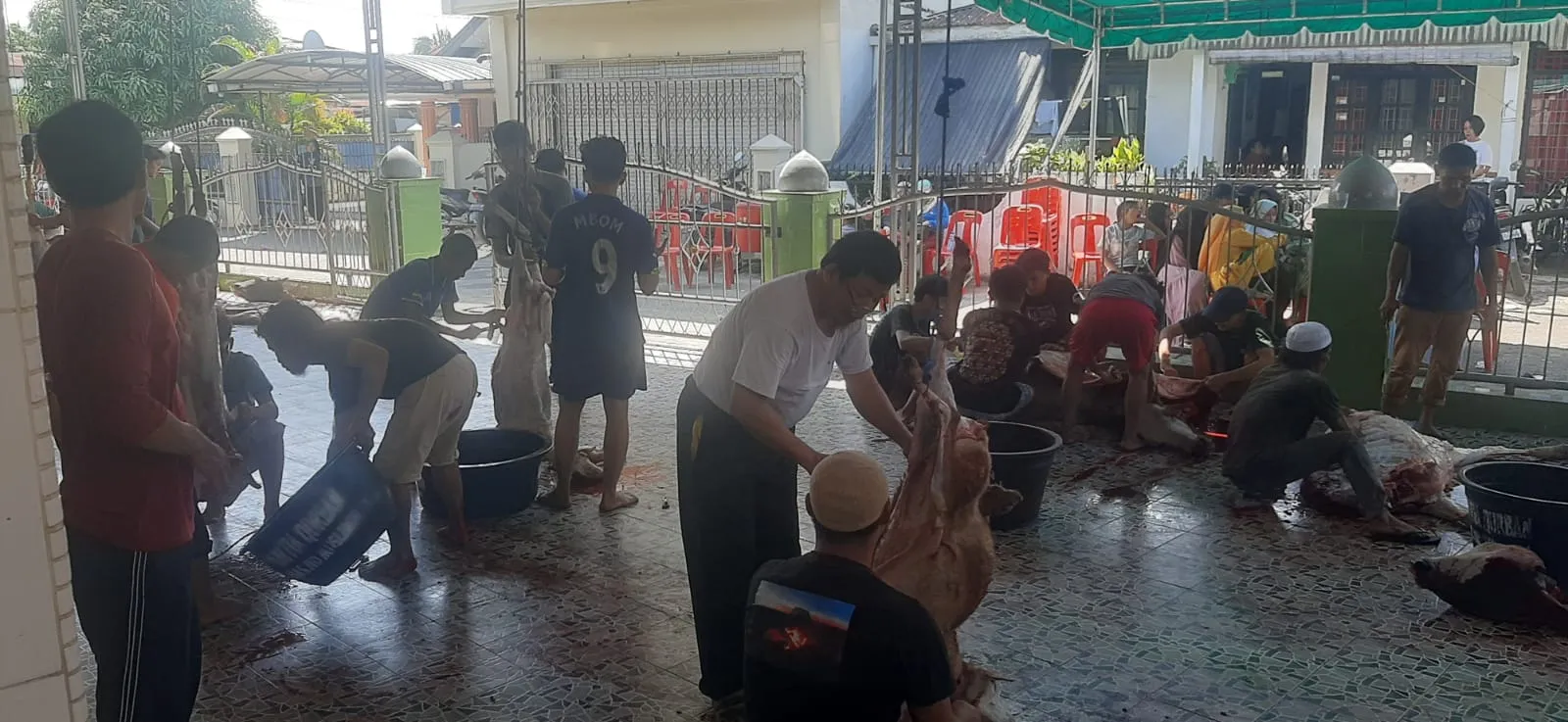Masjid Ar Rahman Perumnas Mandala Sembelih 6 Ekor Sapi, 4 Kambing