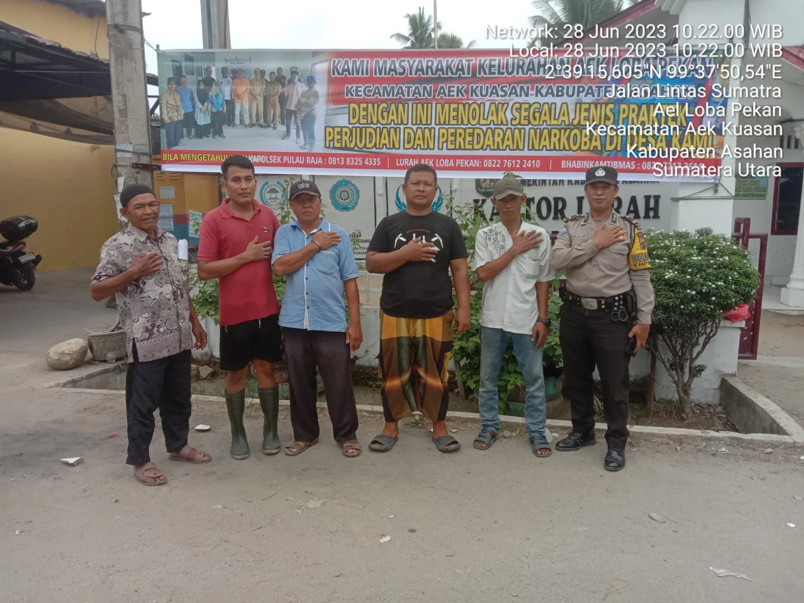 Polsek Pulau Raja Dan Warga Pasang Spanduk Perangi Narkoba Dan Judi