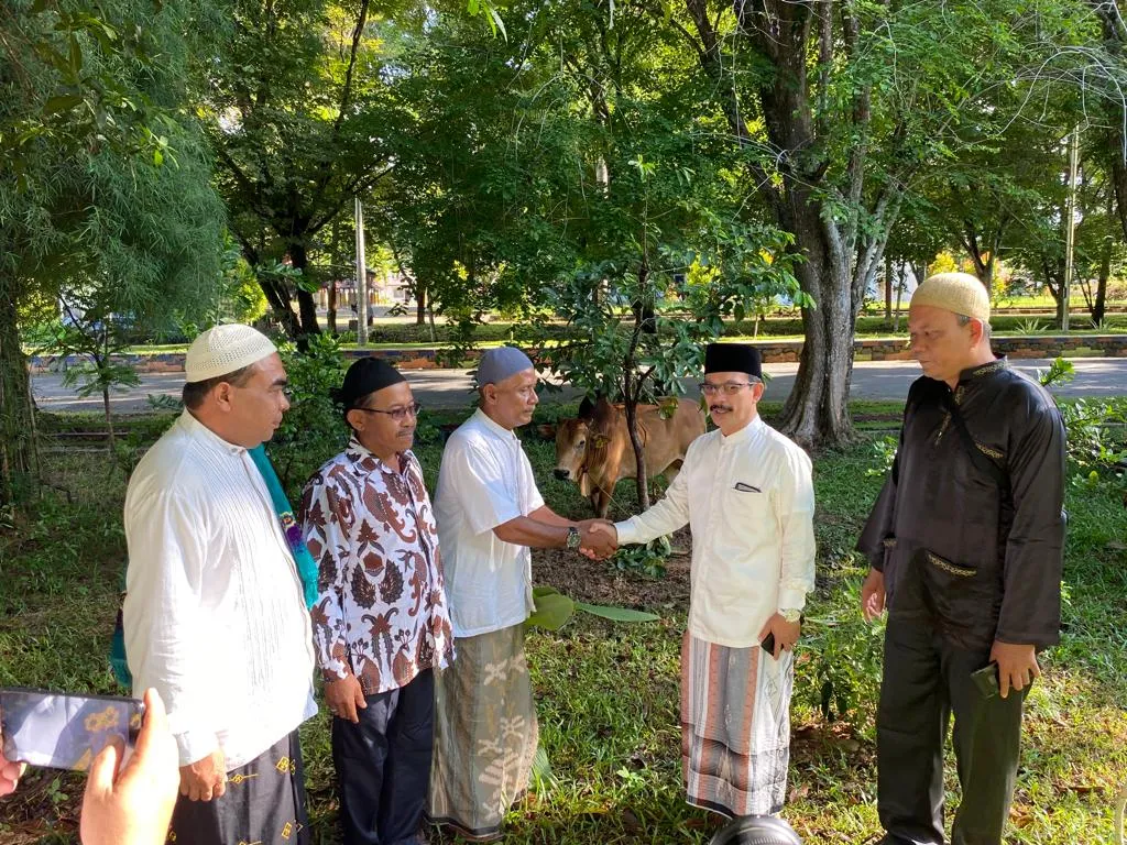 Pj Bupati Aceh Tamiang Serahkan Hewan Kurban Kepada Wartawan