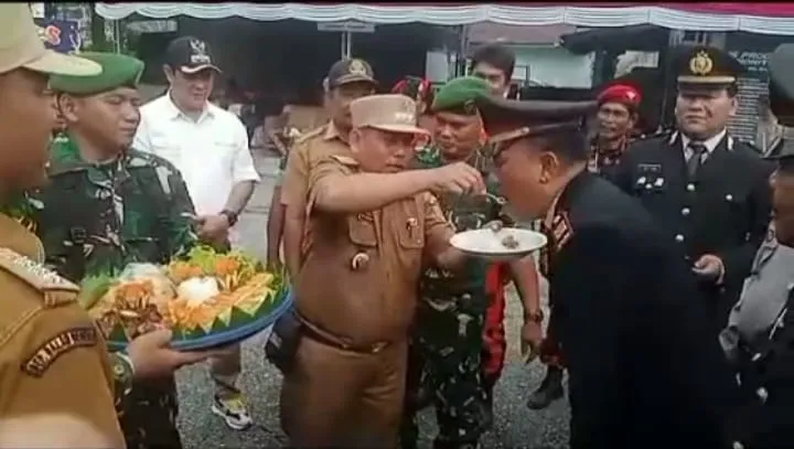 Peringati Hari Bayangkara Ke-77, Kapolsek Pulau Raja Terima Kejutan Nasi Tumpeng