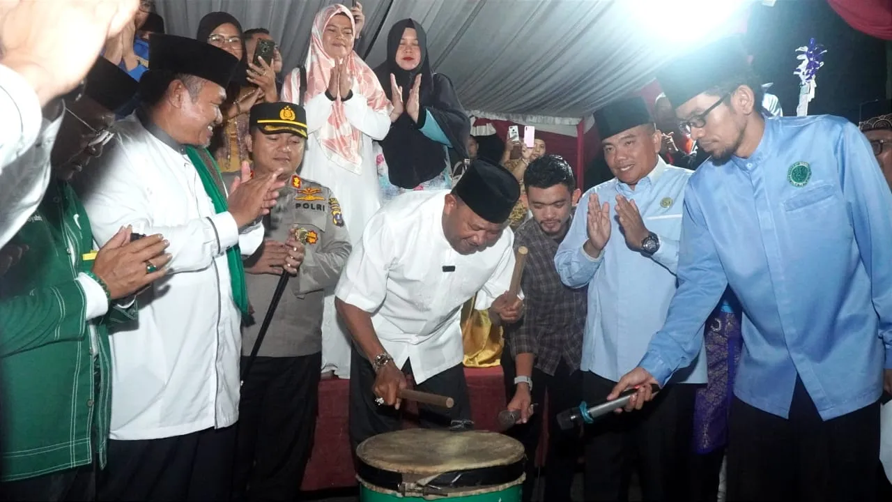 Plt. Bupati Langkat Memukul Bedug Pelepasan FESPOTA  1444 H
