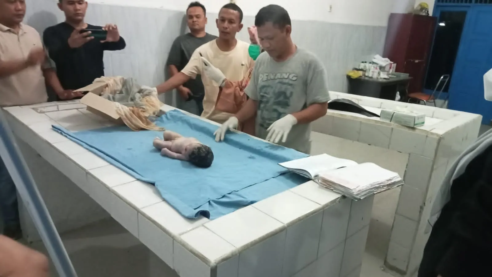 Jasad Bayi Terkubur Di Pekarangan  Rumah, Dibungkus Kain Putih