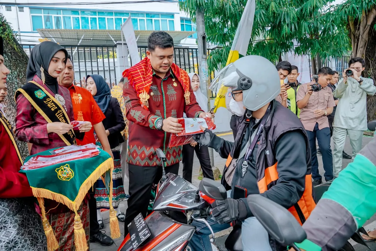 Sambut HUT RI Ke - 78,  Bobby Bagikan Bendera Merah Putih Kepada Masyarakat