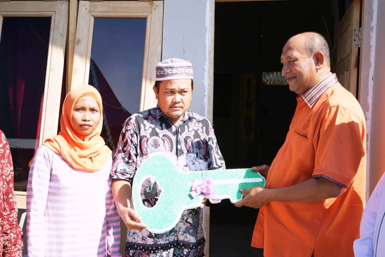 Syah Afandin Serahkan Kunci Bedah Rumah Dan Kursi Roda