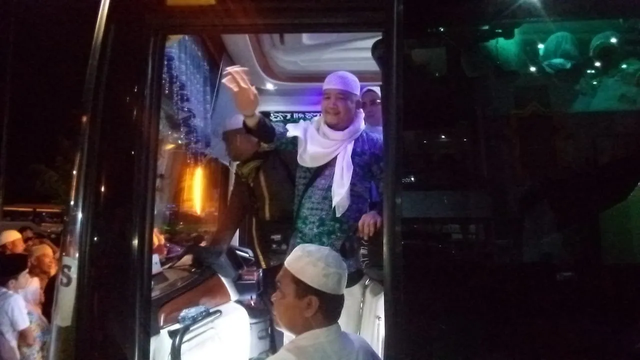 Ketua DPRD Madina Mencium Hajar Aswad Memegang Ka'bah