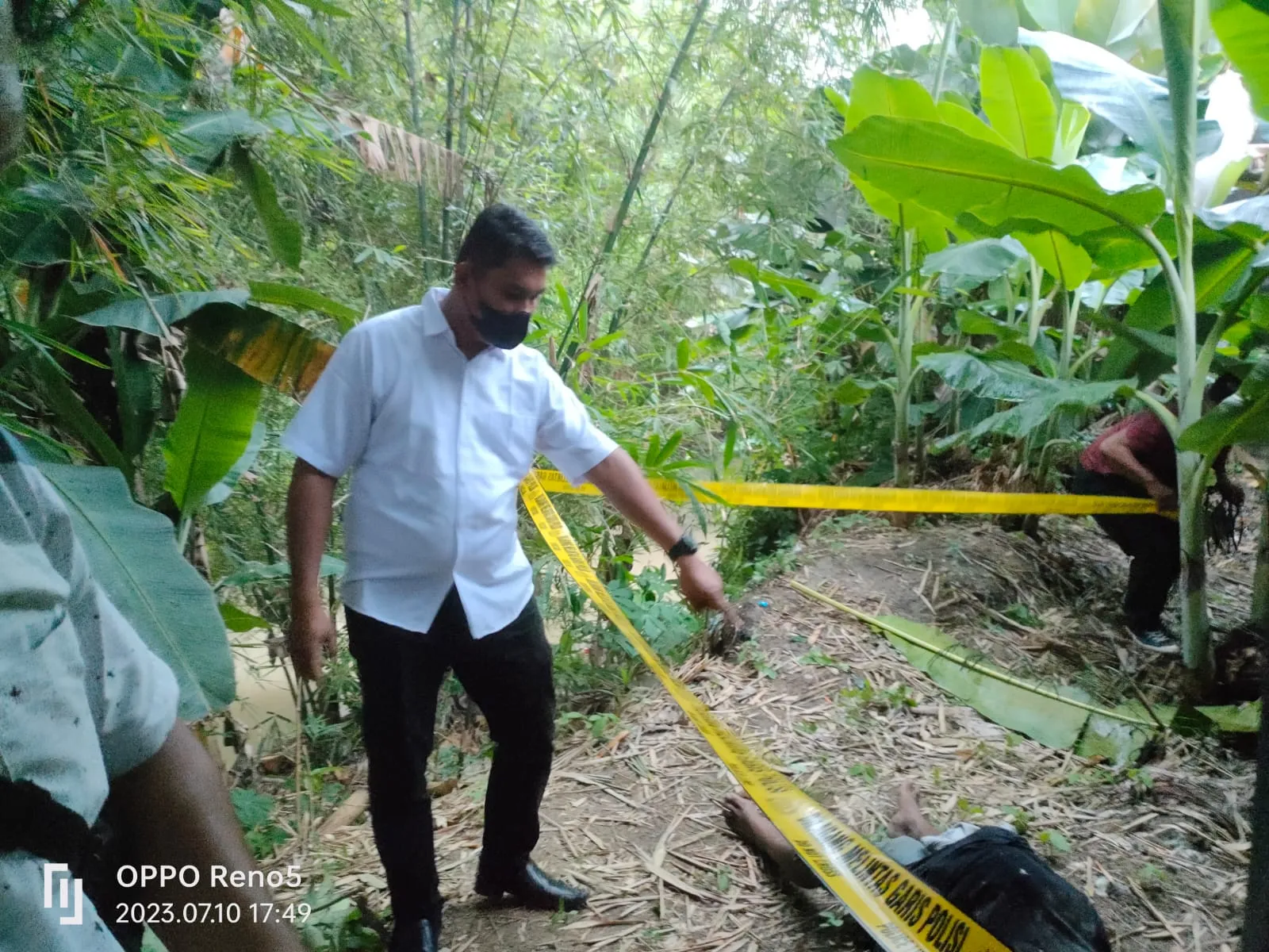 Mayat Laki Laki Ditemukan Di Pinggir Kali
