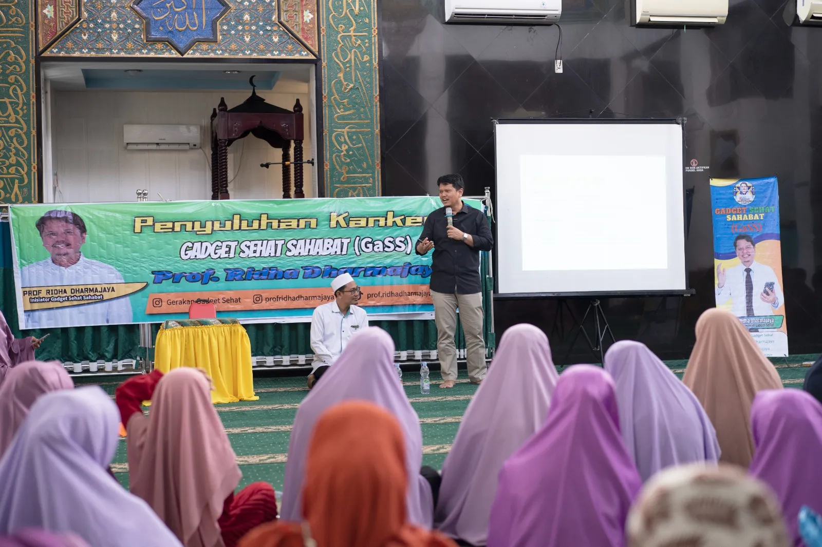 Prof.Ridha Dharmajaya Narasumber Penyuluhan Kanker di Perwiritan Mesjid Istiqomah