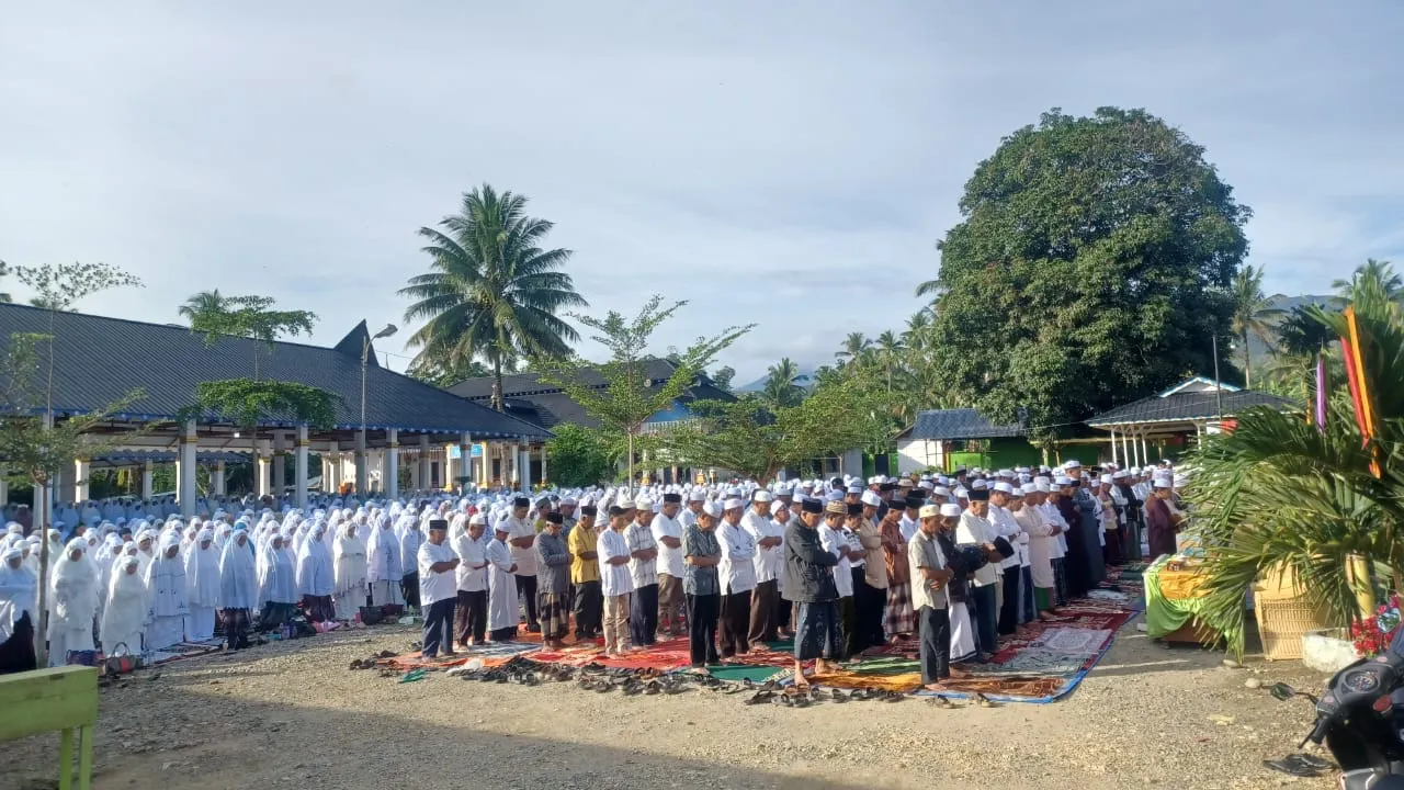 Ribuan Jamaah Salat Tasbih Di Pengajian Tuan Nalomok